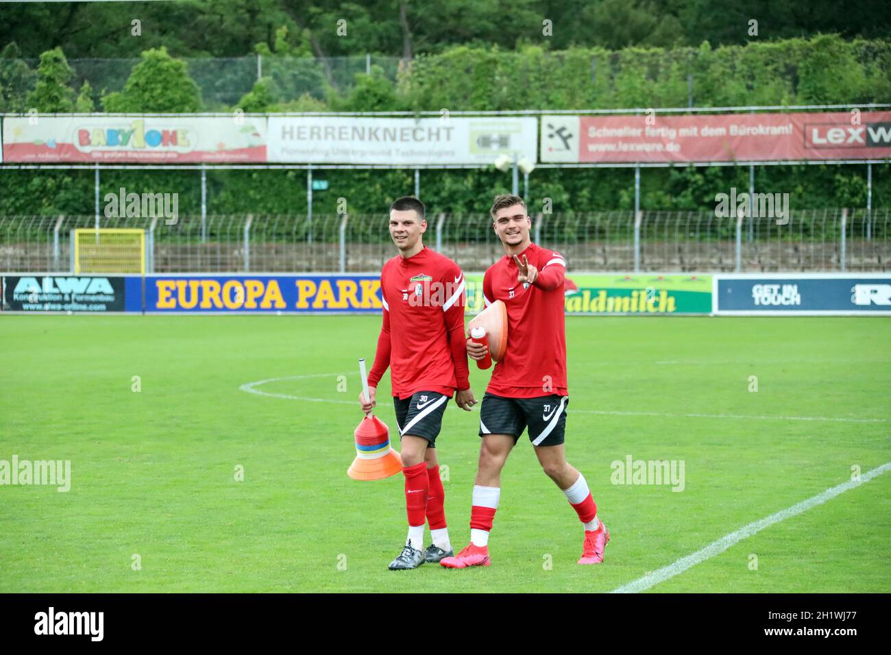 Gut drauf: v.li. Ontuzans Daniels (SC Freiburg II U23) und Ilic Stefan (SC Freiburg II U23) beim Trainingskontakt SC Freiburg II, 3. Fußball-Liga D Stockfoto