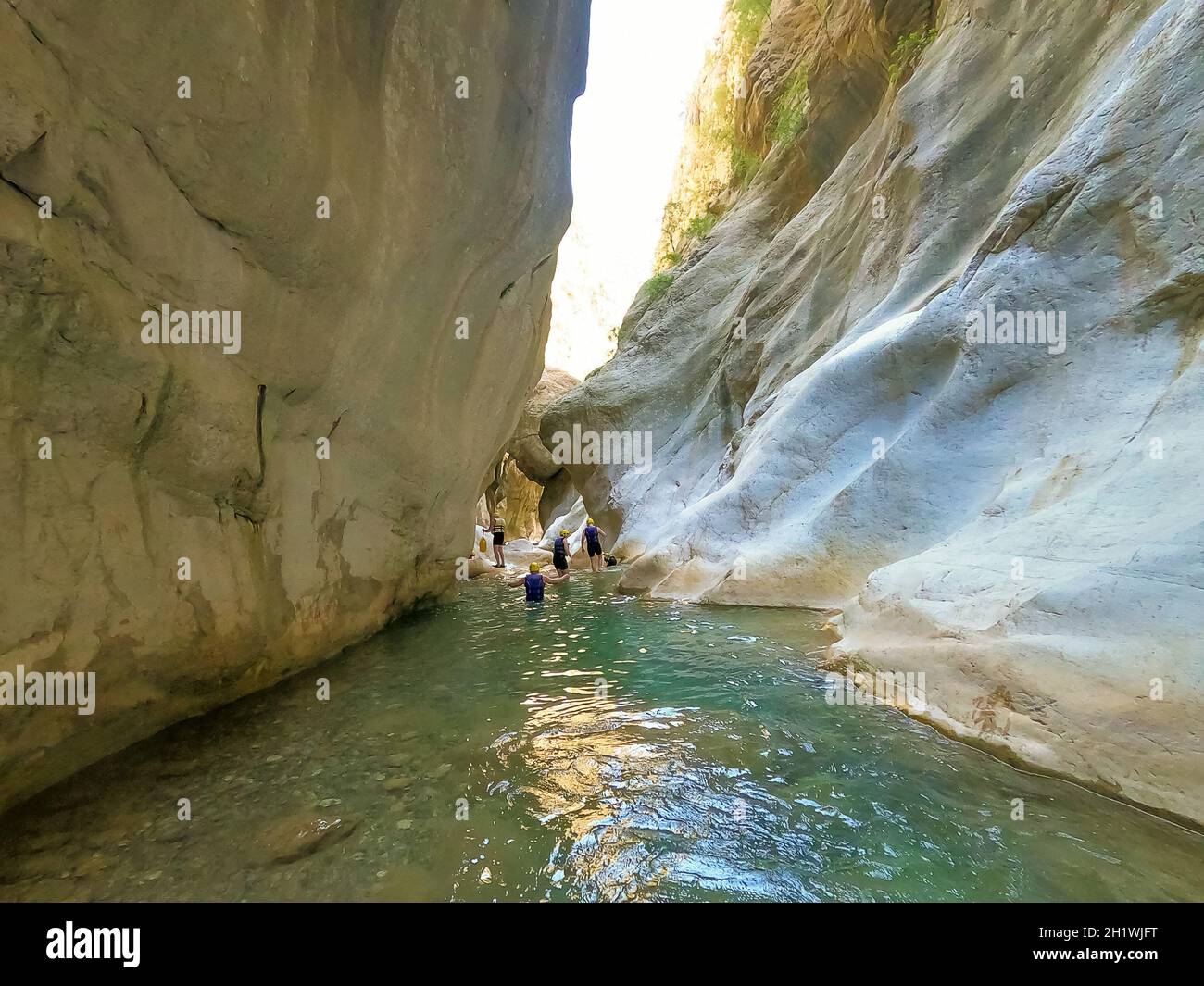 Trekking auf dem Lykischen Pfad in der Schlucht von Harmony, in der Nähe der Stadt Goynuk und Antalya in der Türkei. Body-Rafting-Abenteuer Stockfoto