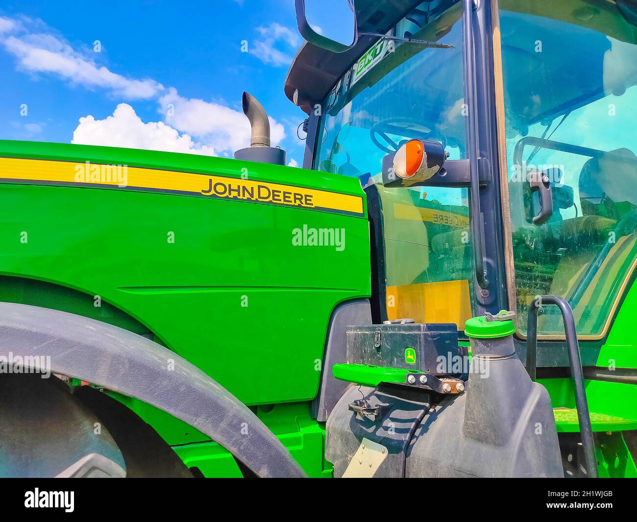 Kiew, Ukraine - 16. Juni 2020: Der leistungsstarke Traktor John Deere 8335R am 16. Juni 2020 in Kiew, Ukraine Stockfoto