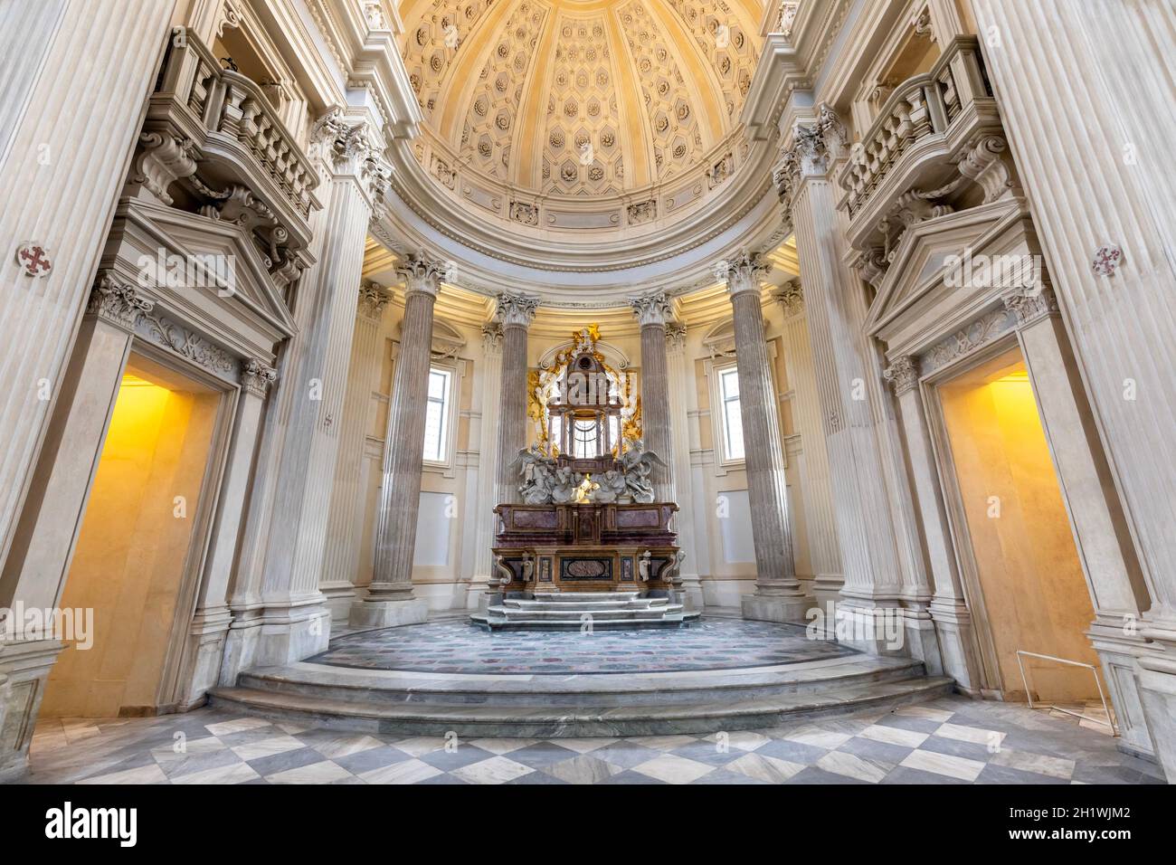 VENARIA REALE, ITALIEN - CA. MAI 2021: Katholischer Altar im Barockstil und Kuppel. Tageslicht. Stockfoto