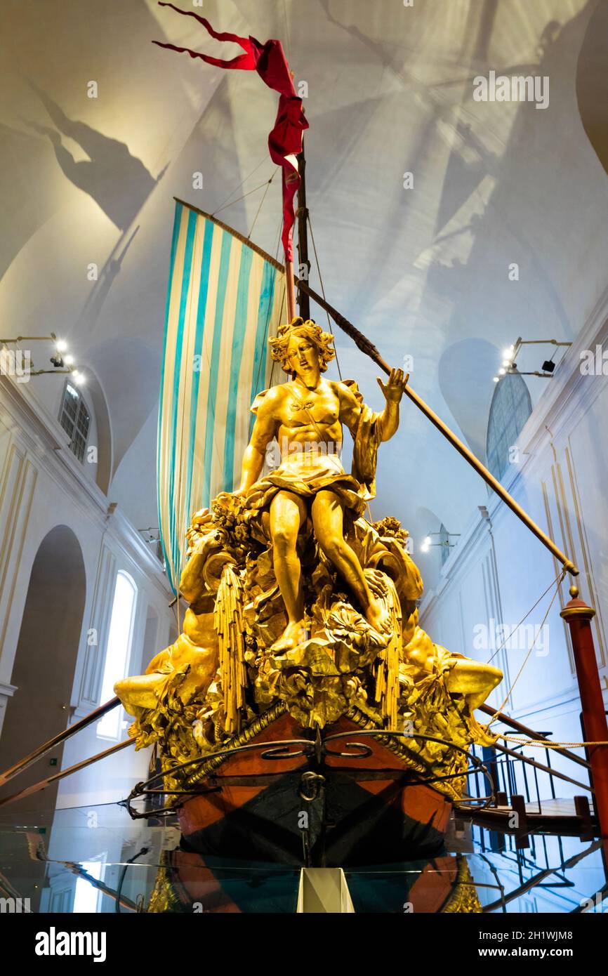 VENARIA REALE, ITALIEN - CA. MAI 2021: Der Bucentaur (Bucintoro, 1729). Antikes Königliches Schiff der Savoia Familie. Stockfoto