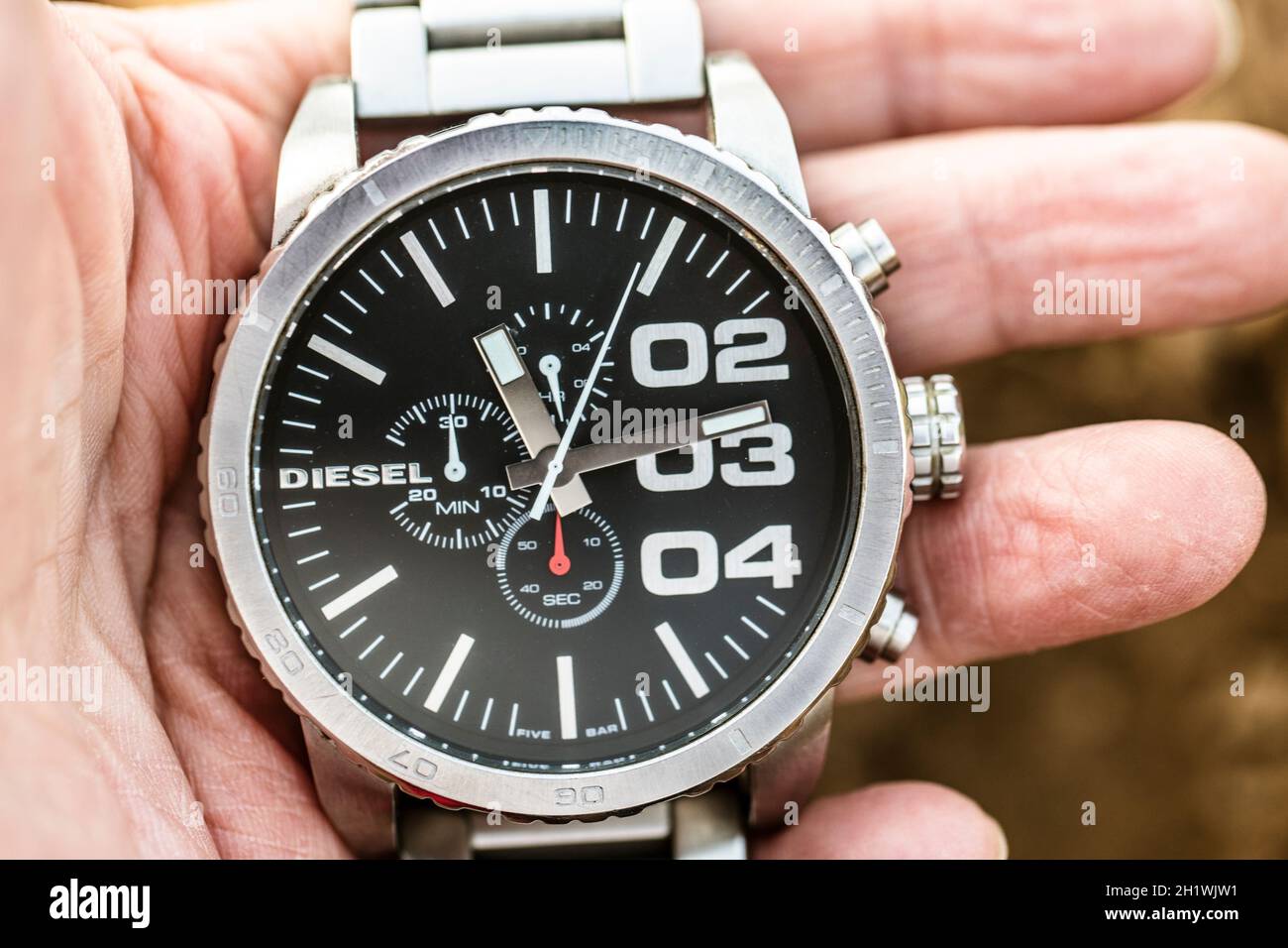 HUETTENBERG, DEUTSCHLAND -2021-02-23: DIESEL Herrenuhr der berühmten Marke  DIESEL. DIESEL ist eine Premium-Lifestyle-Marke mit Kultfaktor und ist  presen Stockfotografie - Alamy