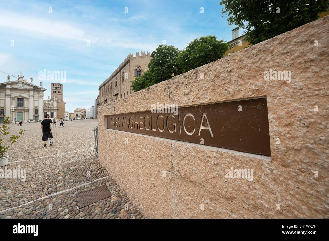 Mantua, Italien. 13. Juli 2021. Die archäologische Stätte auf dem Sordello-Platz im Stadtzentrum Stockfoto