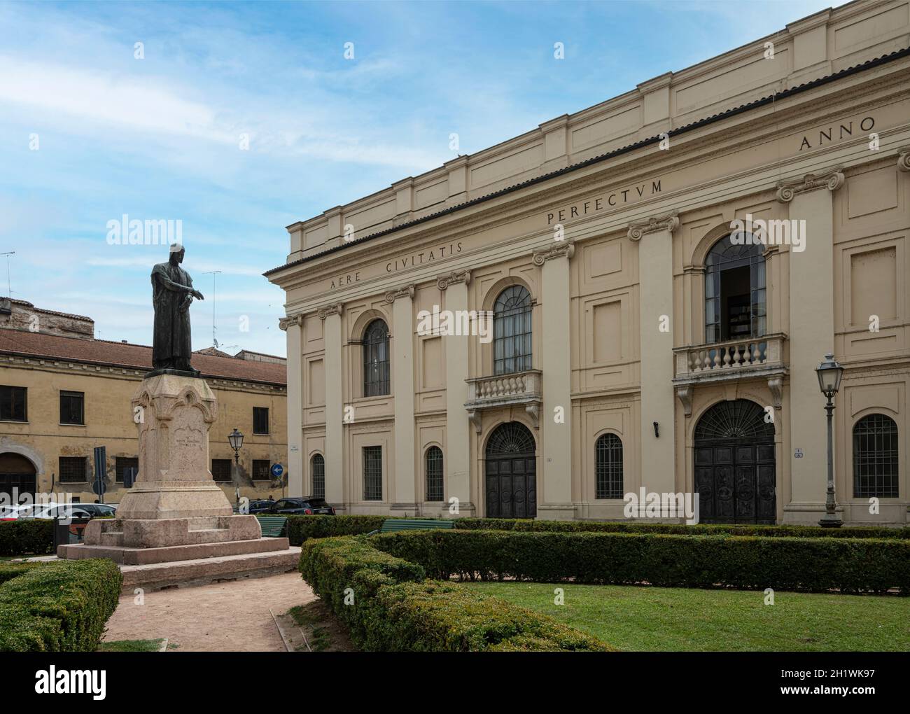 Mantua, Italien. 13. Juli 2021. Blick auf die Fassade des Bibiena Wissenschaftstheaters im Stadtzentrum Stockfoto