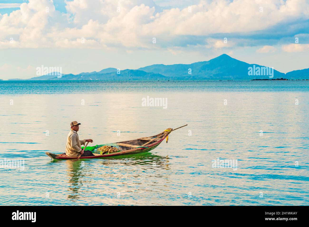 Surat Thani Thailand 25. Mai 2018 Fischer mit Boot und Koh Pha-ngan Landschaftspanorama auf der Insel Koh Samui in Thailand. Stockfoto
