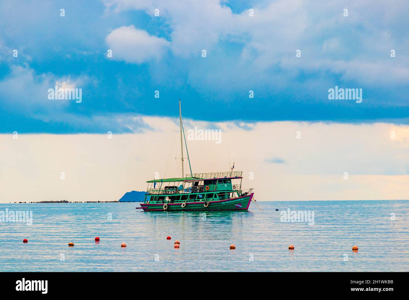 Surat Thani Thailand 25. Mai 2018 Bo Phut Strandpanorama mit türkisfarbenem Boot auf der Insel Koh Samui in Thailand. Stockfoto