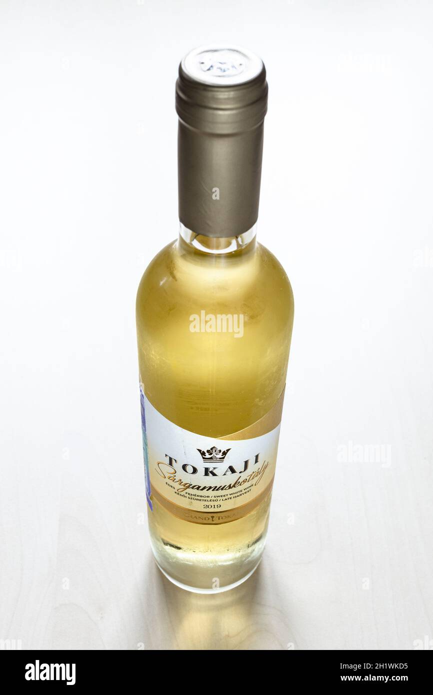 MOSKAU, RUSSLAND - 10. JUNI 2021: Geschlossene Flasche ungarischer Süßwein  Tokaji aus der Kellerei Tokaji Kereskedohaz. Tokaj wird als hungarikum  betrachtet, das Stockfotografie - Alamy