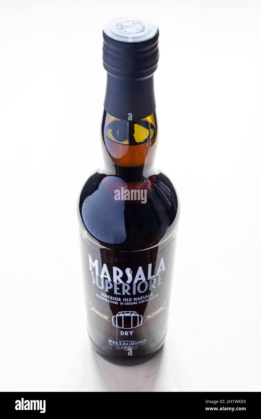 MOSKAU, RUSSLAND - 10. JUNI 2021: Geschlossene Flasche trockener Marsala von Cantine Pellegrino. Der Marsala ist ein angereicherter Wein, der in der Region Surro hergestellt wird Stockfoto