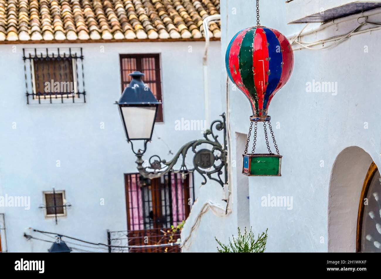 ALTEA, SPANIEN - 28. DEZEMBER 2018: Architektonisches Detail, typisch mediterrane Szene, die die Fassade eines weißen Hauses und dekorative Objekte im zeigt Stockfoto