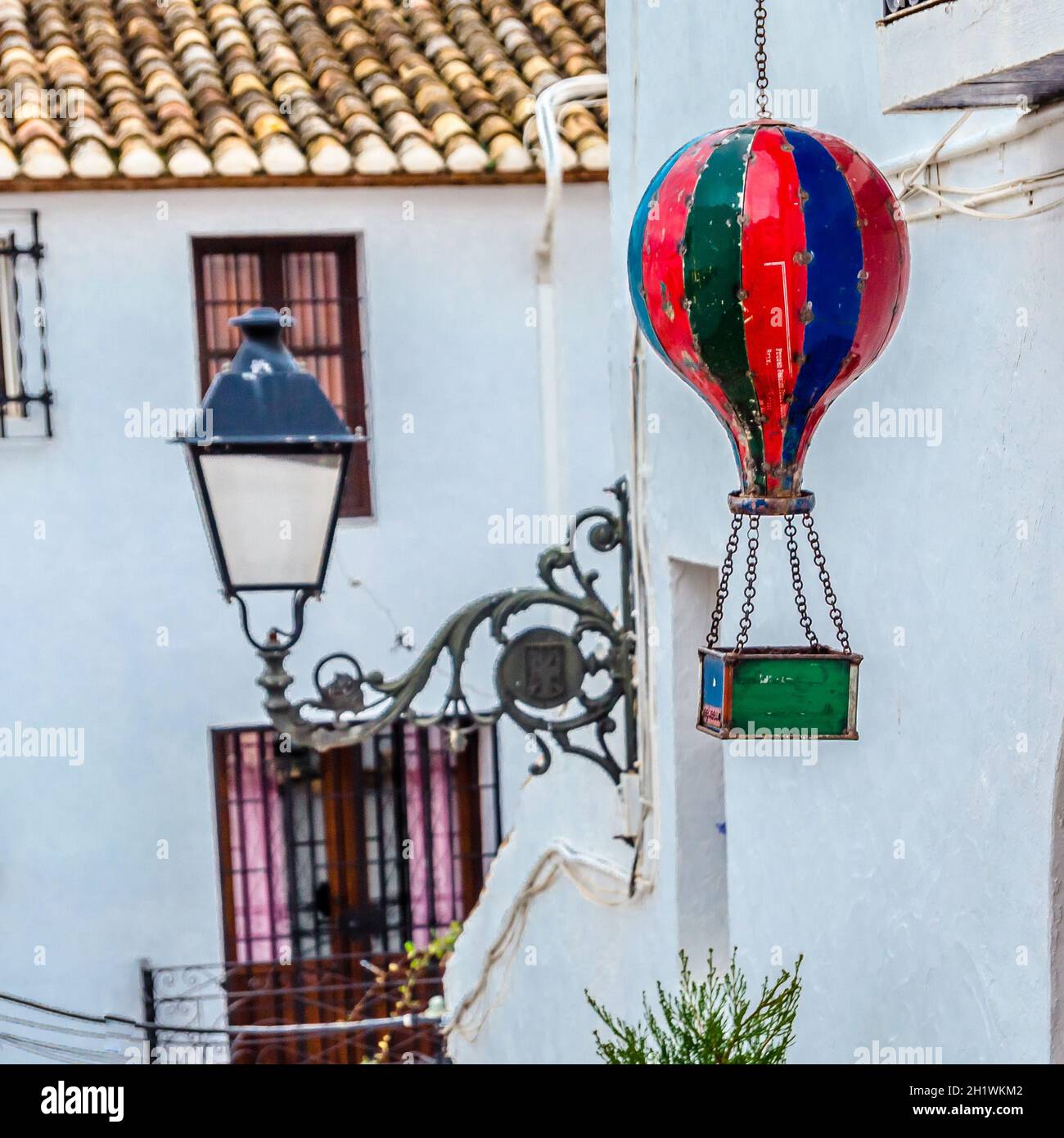 ALTEA, SPANIEN - 28. DEZEMBER 2018: Architektonisches Detail, typisch mediterrane Szene, die die Fassade eines weißen Hauses und dekorative Objekte im zeigt Stockfoto