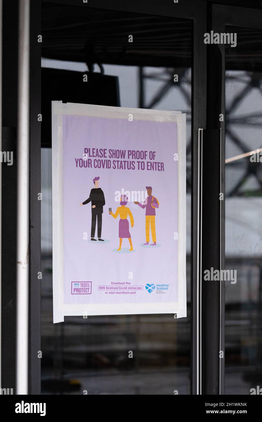 Covid-Impfstoffstatus-Kontrollpunkt – „Bitte zeigen Sie einen Nachweis Ihres Covid-Status, um einzutreten“-Poster vor der Tür des Konzertsaals von Ovo Hydro, Glasgow, Schottland, Großbritannien Stockfoto