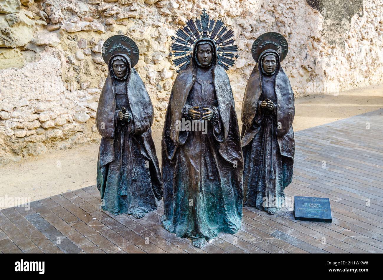ELCHE, SPANIEN - 29. DEZEMBER 2018: Skulptur "Las tres Marias" ("die drei Marys"), ein in Bronze gegossenes künstlerisches Ensemble, Werk des Künstlers Juan Jose Q Stockfoto