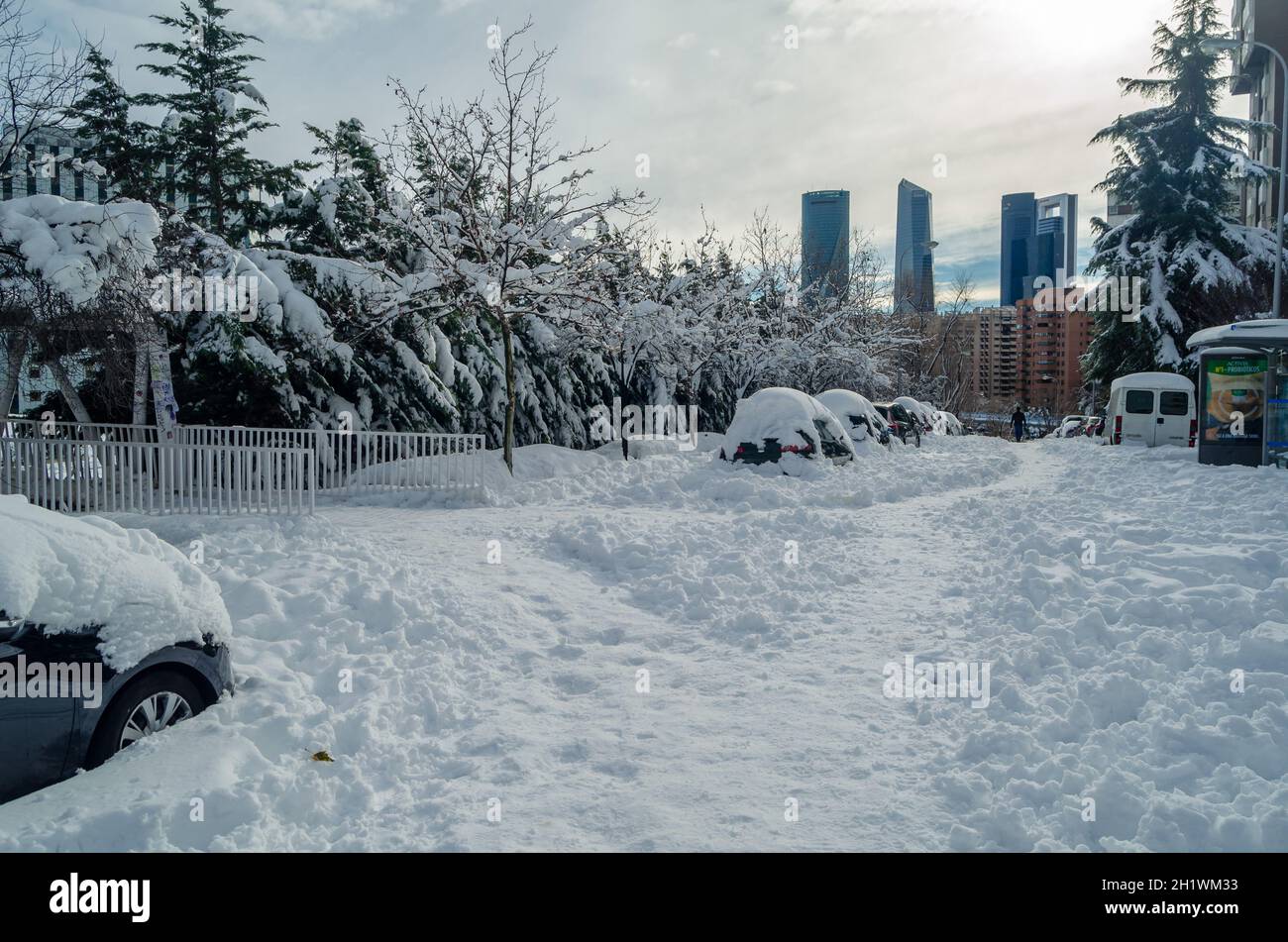 MADRID, SPANIEN – 10. JANUAR 2021: Die Straßen Madrids sind nach dem Sturm „Filomena“ mit dem schwersten Schneefall seit 50 Jahren übersät Stockfoto