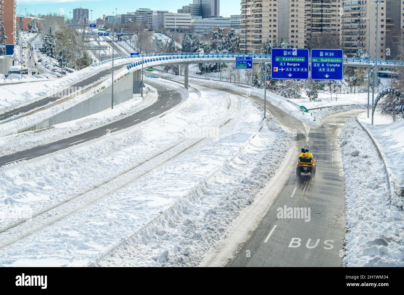 MADRID, SPANIEN – 10. JANUAR 2021: Die Straßen Madrids sind nach dem Sturm „Filomena“ mit dem schwersten Schneefall seit 50 Jahren übersät Stockfoto