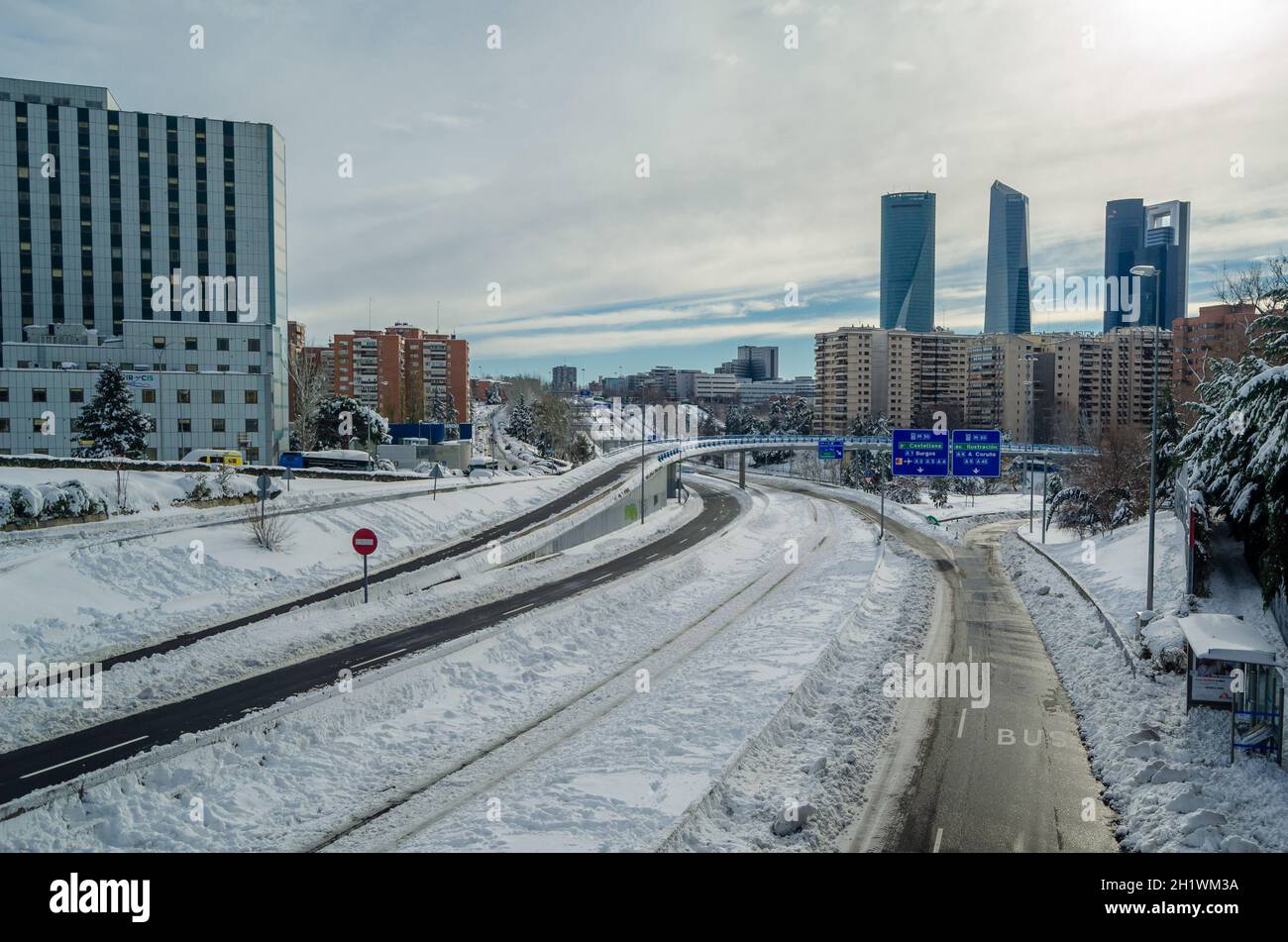 MADRID, SPANIEN – 10. JANUAR 2021: Die Straßen Madrids sind nach dem Sturm „Filomena“ mit dem schwersten Schneefall seit 50 Jahren übersät Stockfoto