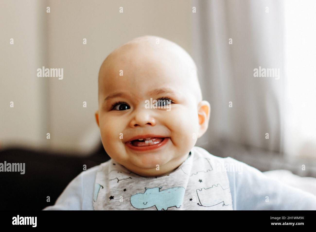Süßer kleiner Junge mit molligen Wangen und großen Augen. Porträt eines glücklichen Säuglings Stockfoto
