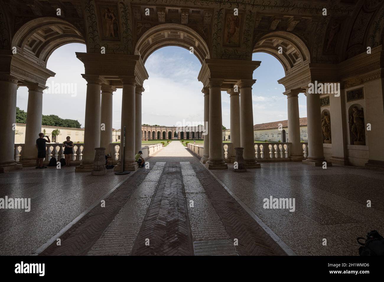 Mantua, Italien. 13. Juli 2021. Blick auf den Innenhof des Te Palastes Stockfoto