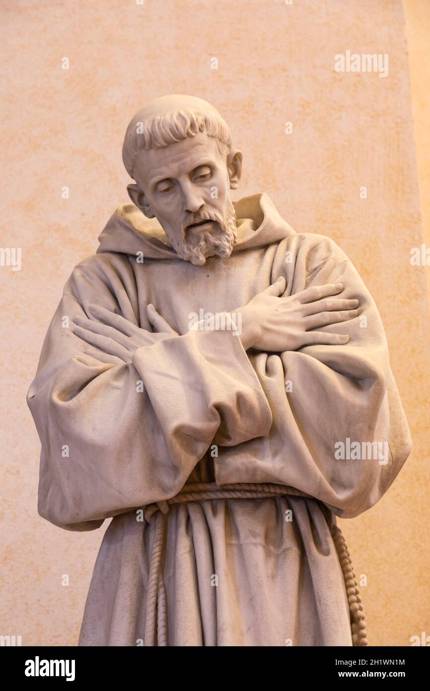 Assisi Dorf in Umbrien, Italien. Statue des heiligen Franziskus. Die Stadt ist berühmt für die wichtigste Basilika des Heiligen Franziskus in Italien (Basilica di San Stockfoto