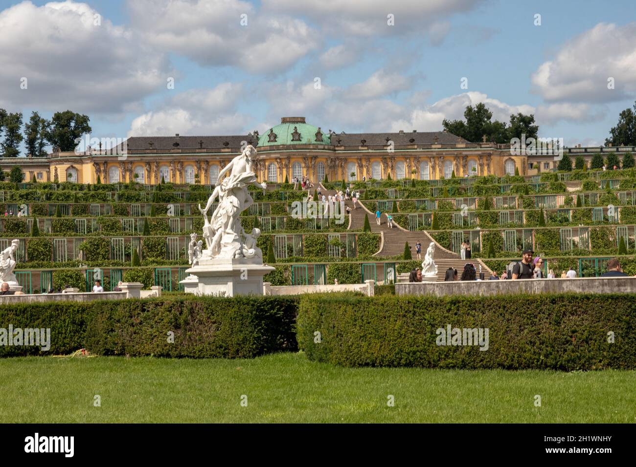 Potsdam, Deutschland - 18. JUL 2021. Antike Marmorskulptur vor dem Schloss Sanssouci, der Sommerresidenz von König Friedrich dem Großen, auf dem berühmten Schloss Stockfoto