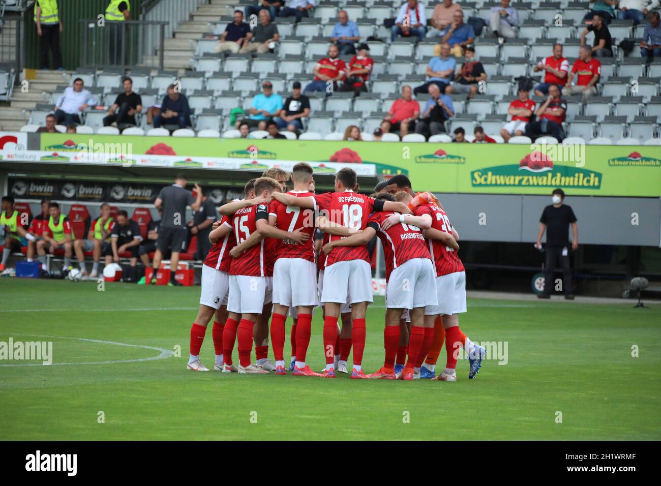 Einschüben auf eine erfolgreiche Premiere in der 3. Liga vor dem Spiel der 3. FBL: 21-22: 1. Spt. SC Freiburg II gegen Wehen Wiesbaden DFL REGULA Stockfoto