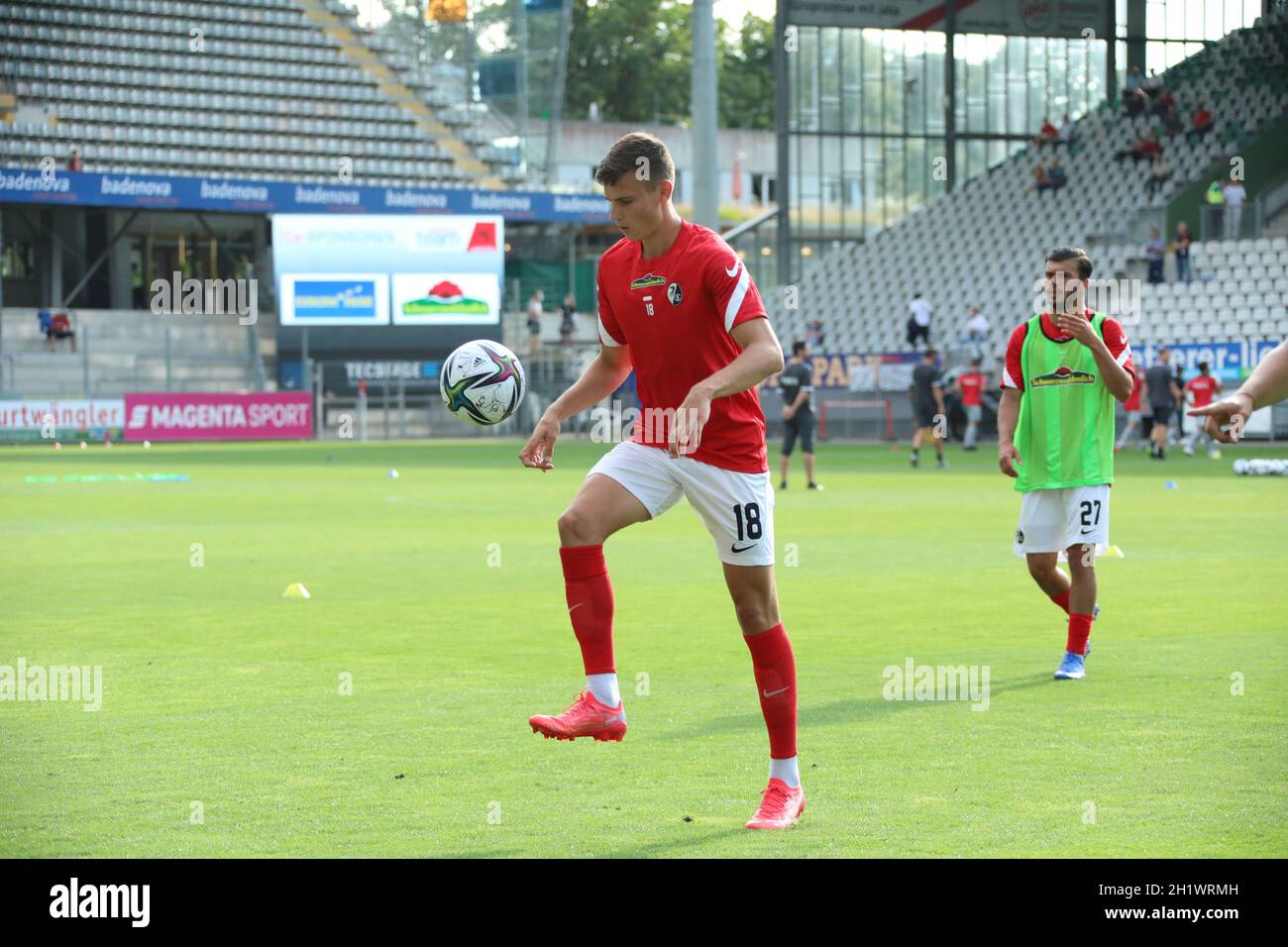 Engelhardt Yannik (SC Freiburg II U23) jongliert mit dem Ball beim Spiel der 3. FBL: 21-22: 1. Spt. SC Freiburg II gegen Wehen Wiesbaden DFL-VERORDNUNG Stockfoto