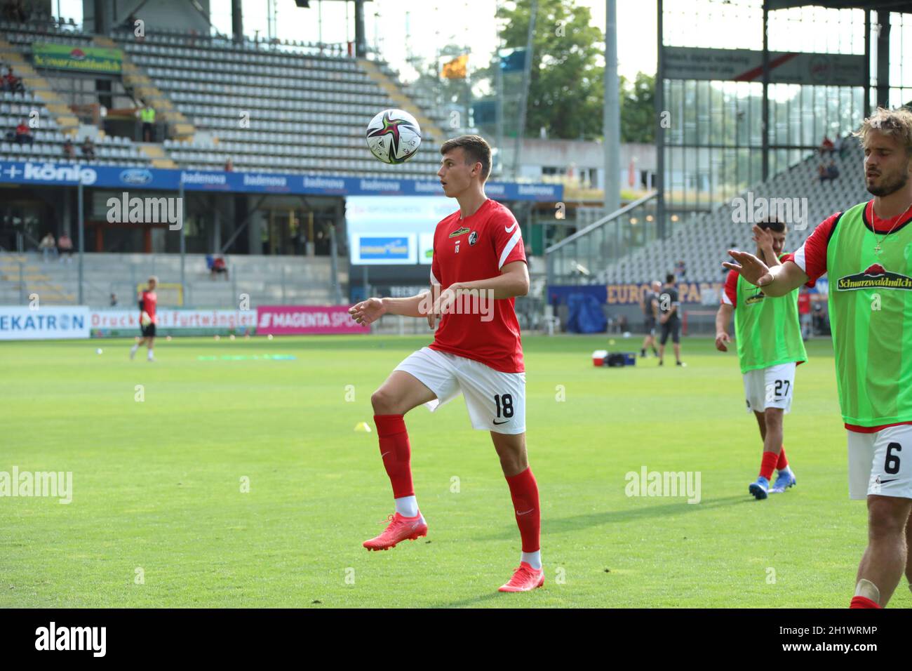 Den Ball im Visier: Engelhardt Yannik (SC Freiburg II U23) beim Aufwärmen zur Partie der 3. FBL: 21-22: 1. Spt. SC Freiburg II gegen Wehen Wiesbaden DFL R Stockfoto