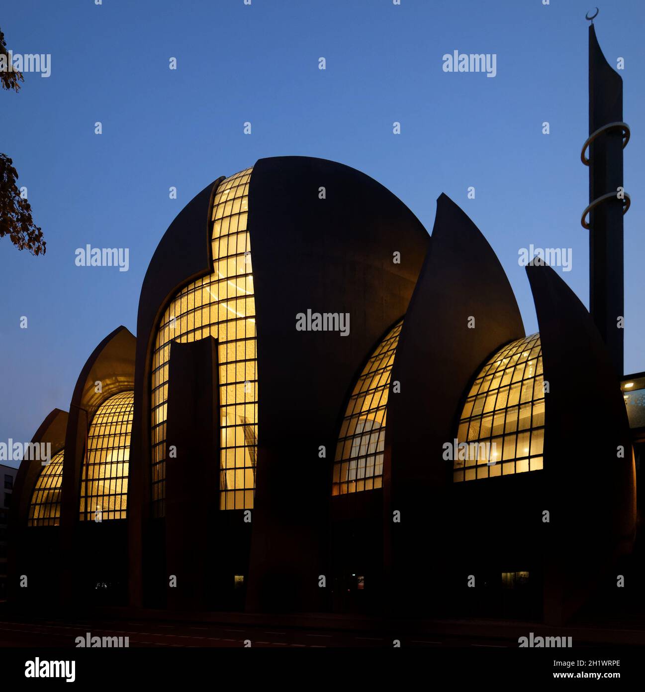 Köln, Deutschland - 22. Juli 2021: Zentrale Moschee in Köln Ehrenfeld beleuchtet Stockfoto