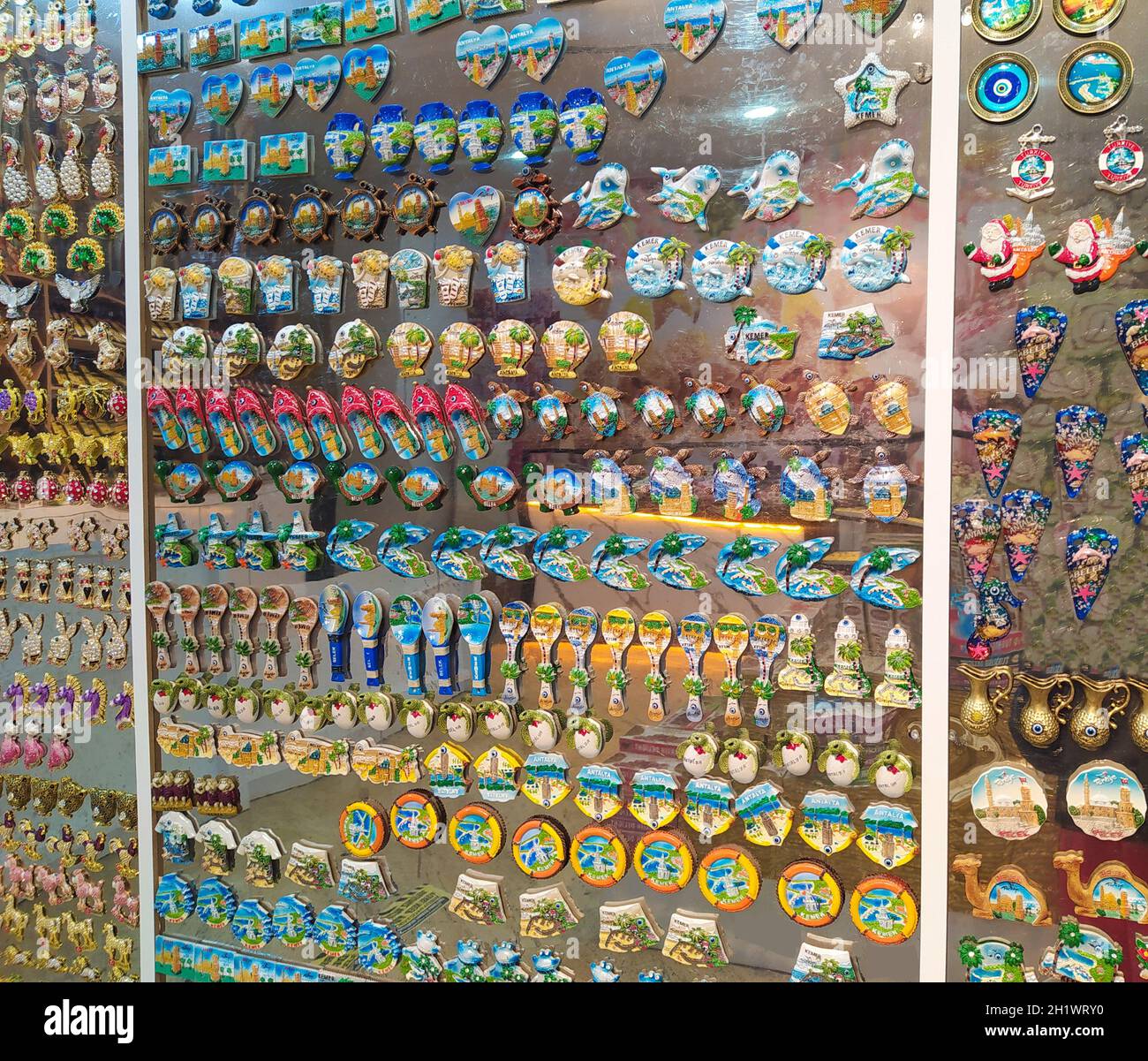 Antalya, Türkei - 11. Mai 2021: Souvenirladen. Im Fenster befinden sich  viele Kühlschrankmagnete. Touristen kaufen Magnete mit den Namen der Orte,  an denen Th Stockfotografie - Alamy
