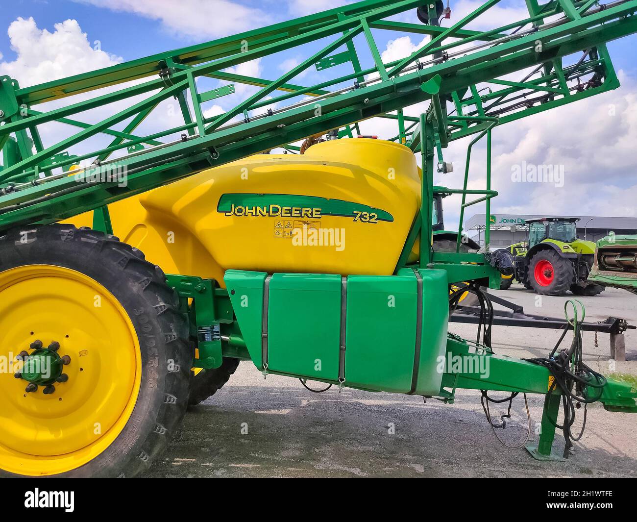 Kiew, Ukraine - 24. August 2020: Pneumatischer Anhänger der pneumatische Saatlader John Deere 1910 ist am 24. August 2020 in Kiew, Ukraine, unterwegs. Landwirtschaftlicher mac Stockfoto