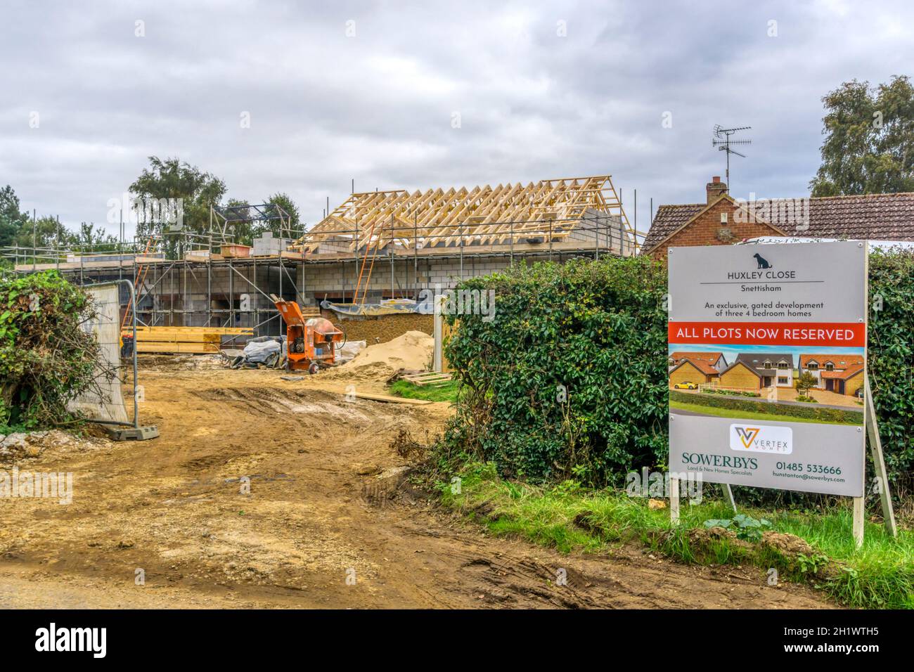 Bau einer gated Entwicklung von großen 4-Zimmer-Häuser in einem Norfolk Dorf. Stockfoto