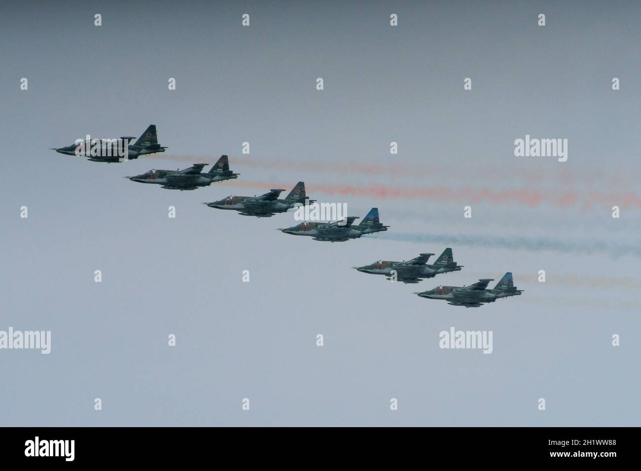 St. Petersburg, Russland, 25. Juli 2021 Militärparade, Gruppe von 6 Militärflugzeugen von Su-25 Frogfoot, greifen Flugzeuge in der Himmelsansicht an Stockfoto