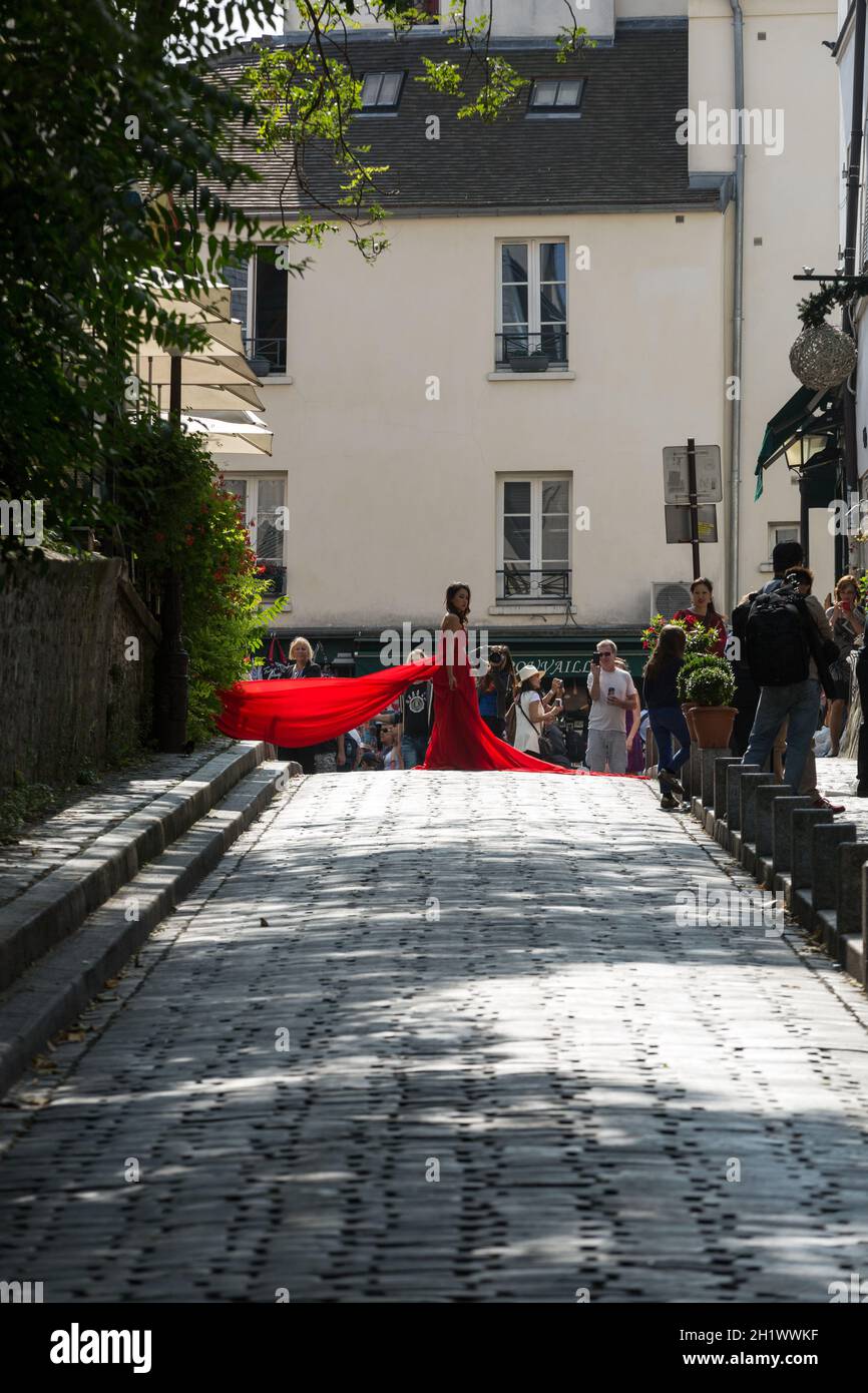 Paris - die Frau im roten Kleid auf der Straße in Montmartre Stockfoto