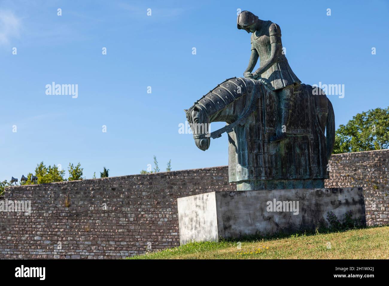 Assisi Dorf in Umbrien, Italien. Statue des heiligen Franziskus. Die Stadt ist berühmt für die wichtigste Basilika des Heiligen Franziskus in Italien (Basilica di San Stockfoto