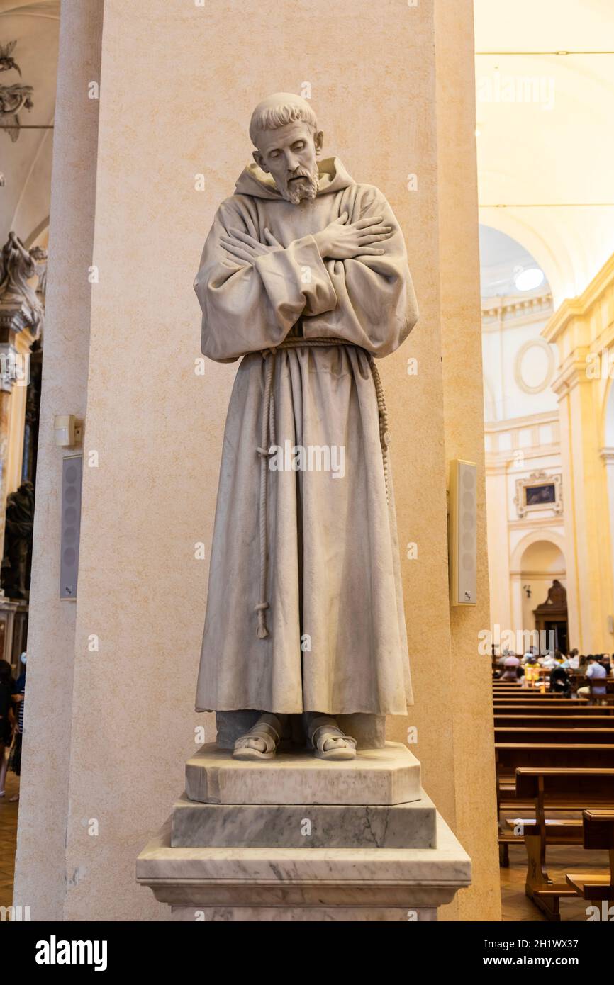 Assisi Dorf in Umbrien, Italien. Statue des heiligen Franziskus. Die Stadt ist berühmt für die wichtigste Basilika des Heiligen Franziskus in Italien (Basilica di San Stockfoto