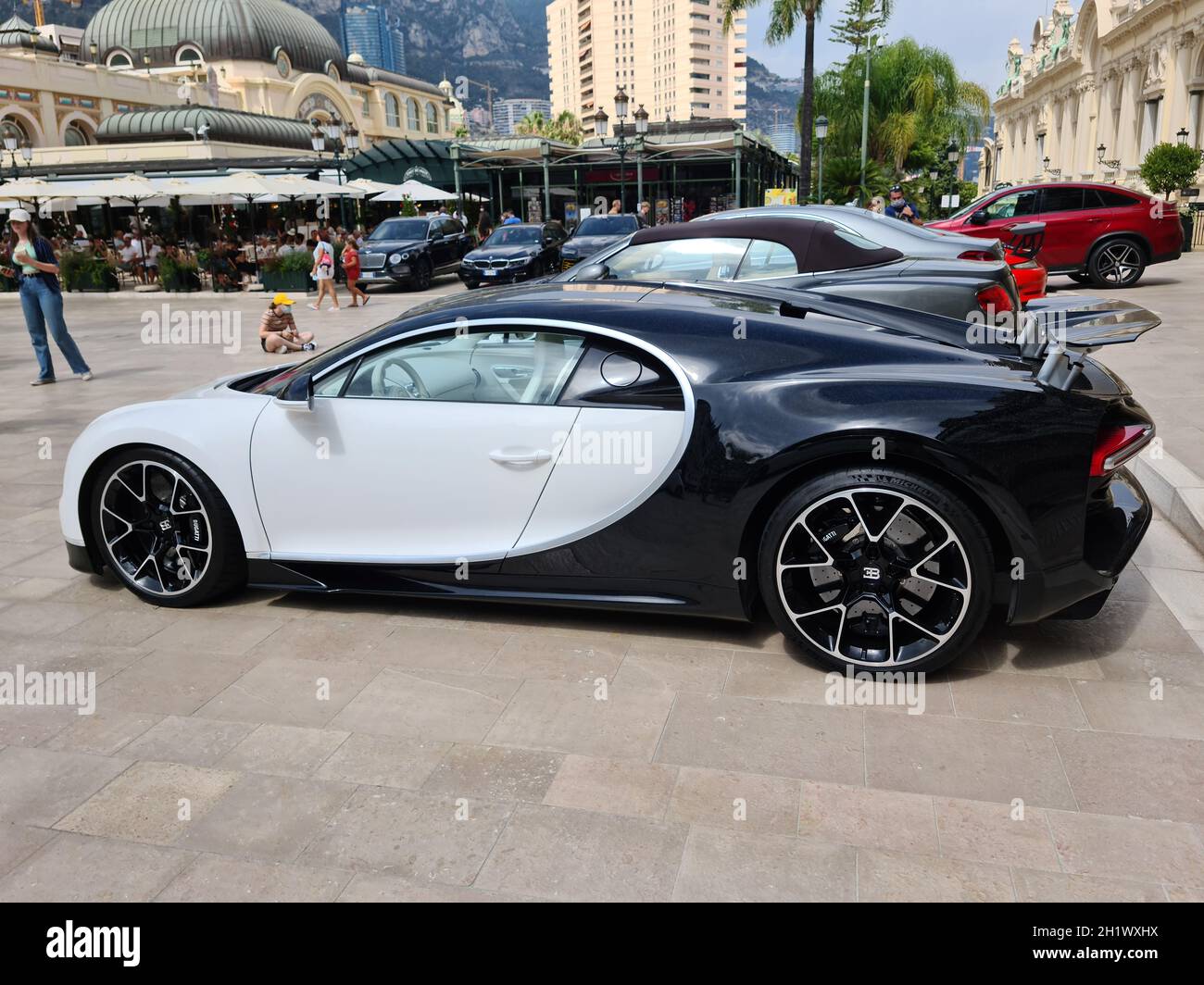 Monte-Carlo, Monaco - 24. Juli 2021: Der Wunderschöne Weiße Luxus-Supercar Von Bütti Chiron, Der Vor Dem Casino Von Monte-Carlo In Monaco Auf Französisch Geparkt Ist Stockfoto