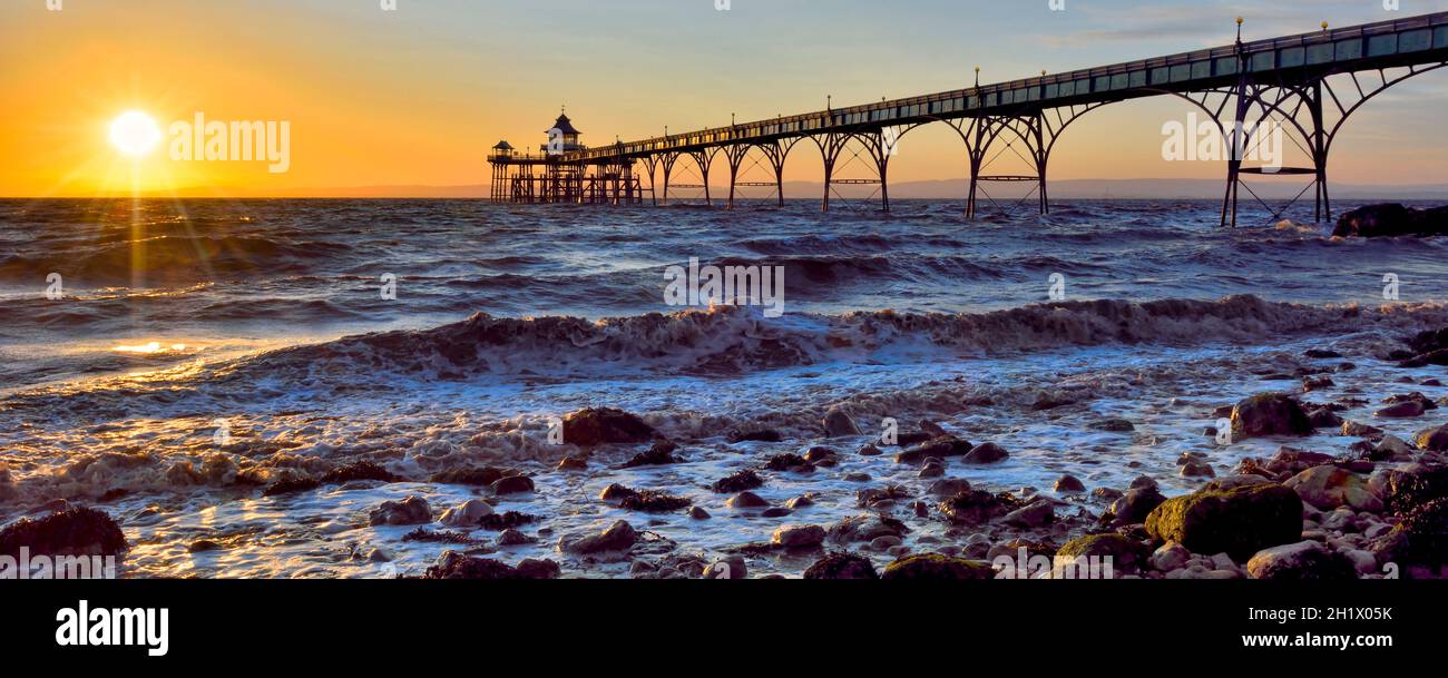 Panoramabild des Sonnenuntergangs am Stevedon Pier, Clevedon, Großbritannien Stockfoto