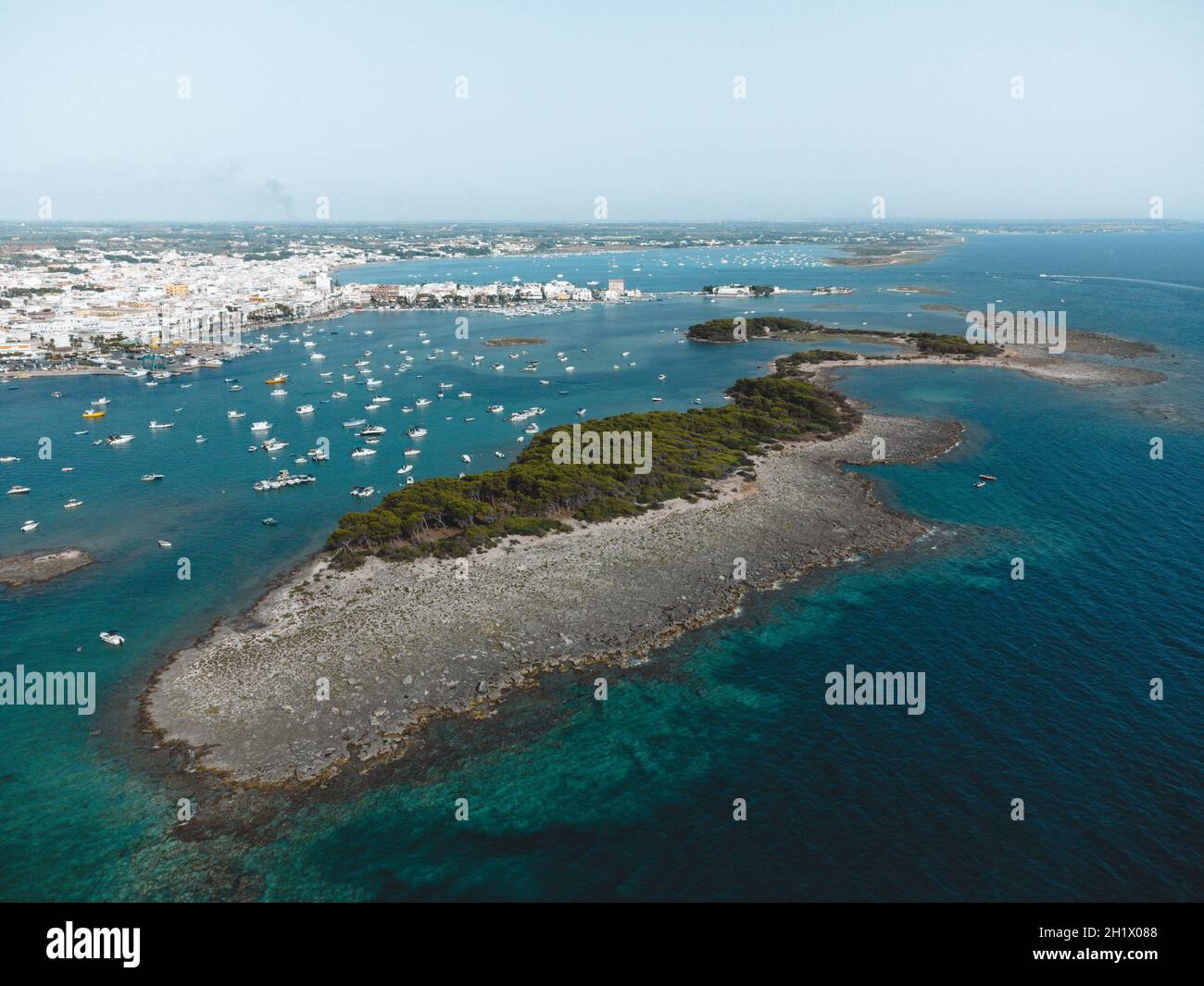 Eine großartige Aussicht auf porto cesareo und die Kanincheninsel, in apulien Stockfoto