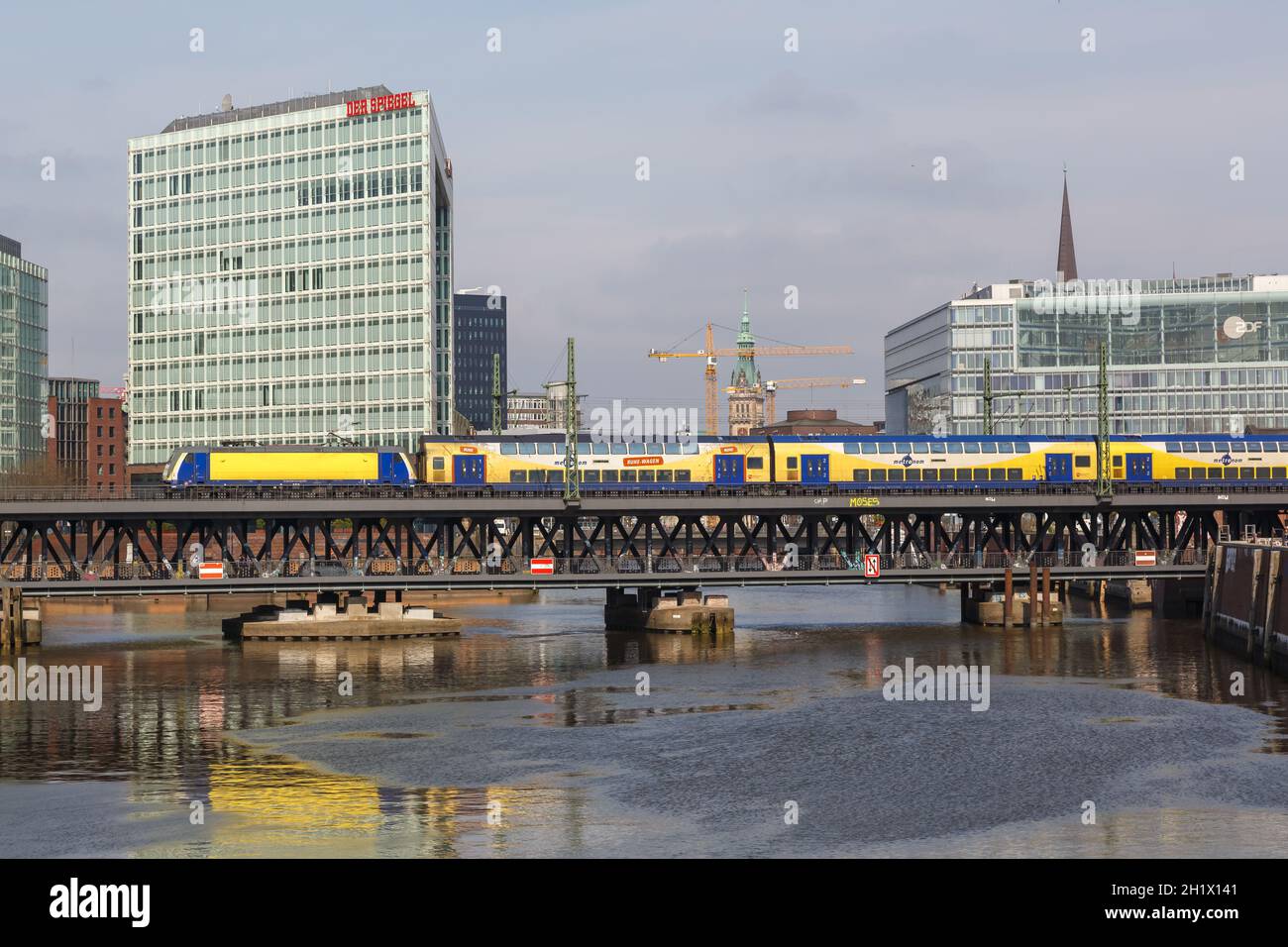 Hamburg, Deutschland - 21. April 2021: Metronom Regionalzug auf der Oberhafenbrücke in Hamburg, Deutschland. Stockfoto