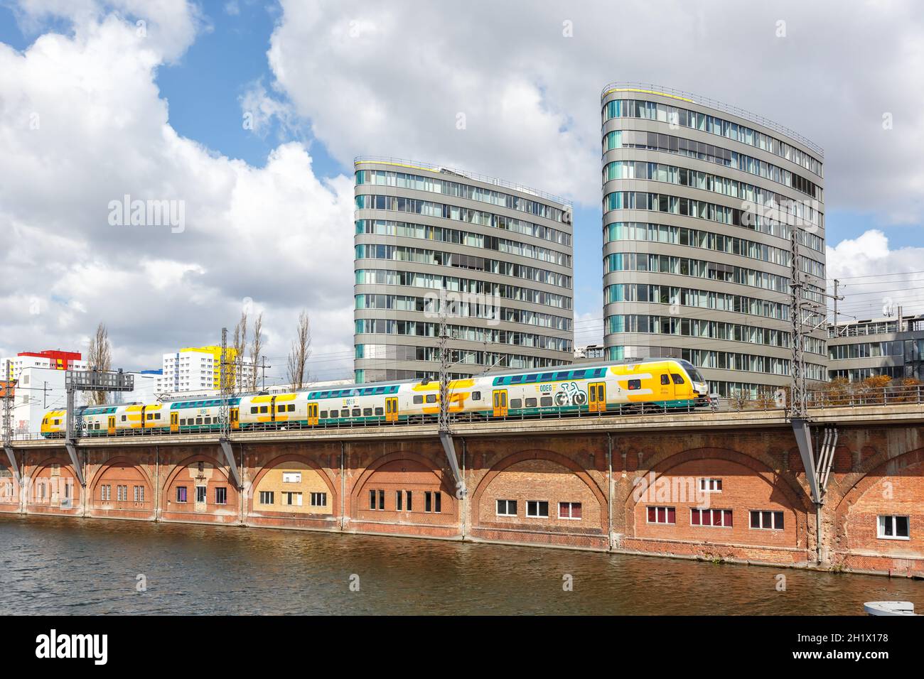 Berlin, Deutschland - 23. April 2021: Regionalzug der OdEG bei der Jannowitz-Brücke in Berlin, Deutschland. Stockfoto