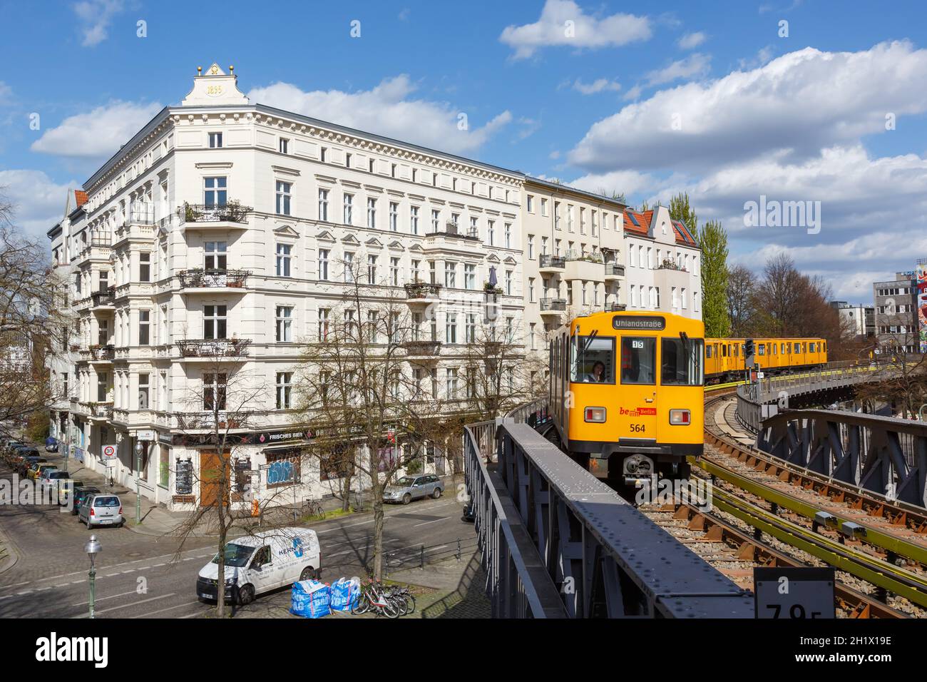 Berlin, Deutschland - 23. April 2021: U-Bahn-Linie U1 Station Schlesisches Tor in Berlin, Deutschland. Stockfoto
