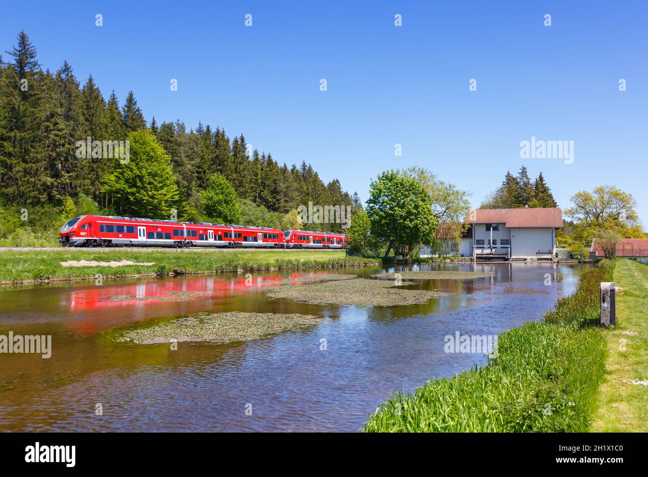 Ruderatshofen, Deutschland - 1. Juni 2021: Pesa Link Regionalzug Deutsche Bahn DB Bavaria in Ruderatshofen, Deutschland. Stockfoto