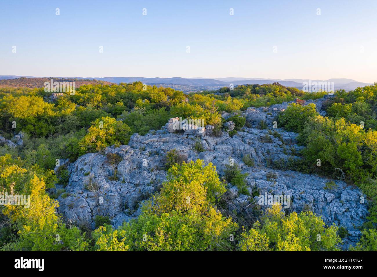 Frankreich, Ardeche, Parc naturel regional des Monts d'Ardeche (regionaler Naturpark Monts d'Ardeche), Les Vans, Bois de Paiolive (Luftaufnahme) // Frankreich Stockfoto