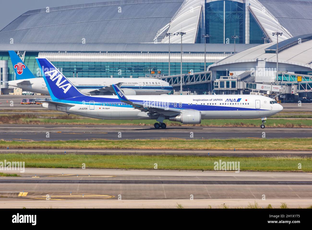 Guangzhou, China - 24. September 2019: ANA All Nippon Airlines Airlines Boeing 767-300ER am Flughafen Guangzhou Baiyun (CAN) in China. Stockfoto
