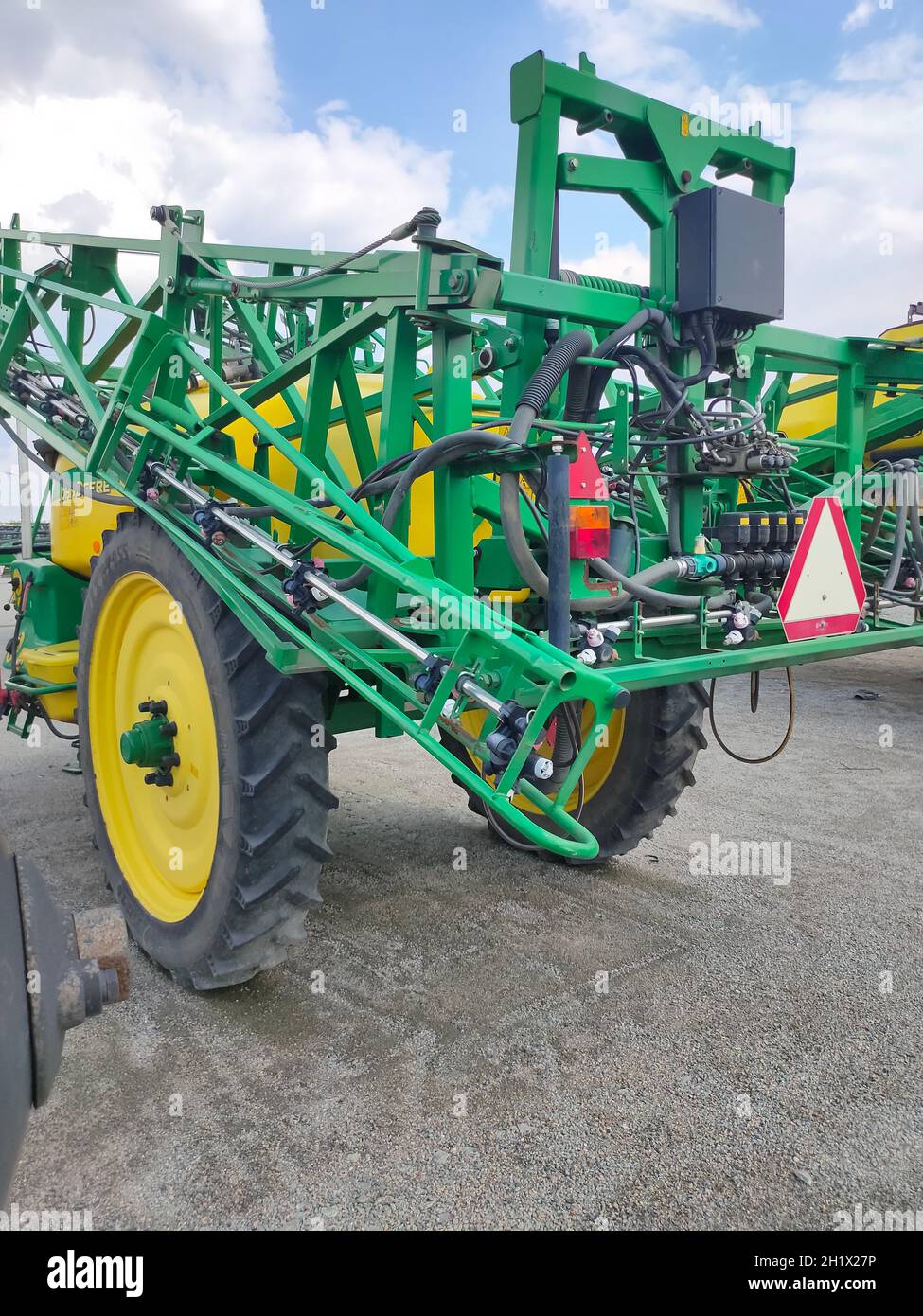 Kiew, Ukraine - 24. August 2020: Pneumatischer Anhänger der pneumatische Saatlader John Deere 1910 ist am 24. August 2020 in Kiew, Ukraine, unterwegs. Landwirtschaftlicher mac Stockfoto