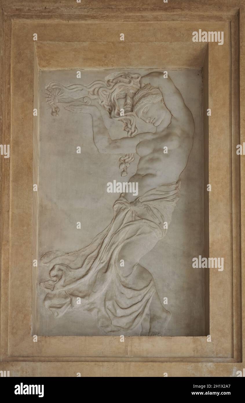 TURIN, ITALIEN - CA. AUGUST 2021: bas-Relief einer Frau von einem unbekannten Künstler aus dem frühen 20. Jahrhundert an der Universität Turin Stockfoto TURIN, ITALIEN - CA. AUGUST 2021: bas-Relief einer Frau von einem unbekannten Künstler aus dem frühen 20. Jahrhundert an der Universität Turin Stockfoto