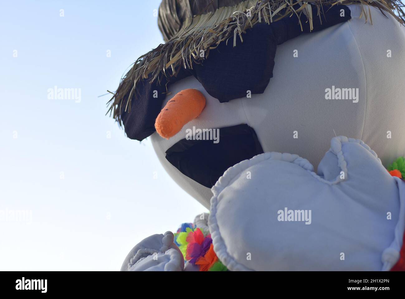 Schneemann Maskottchen Nahaufnahme Detail mit verschwommenem Hintergrund Stockfoto