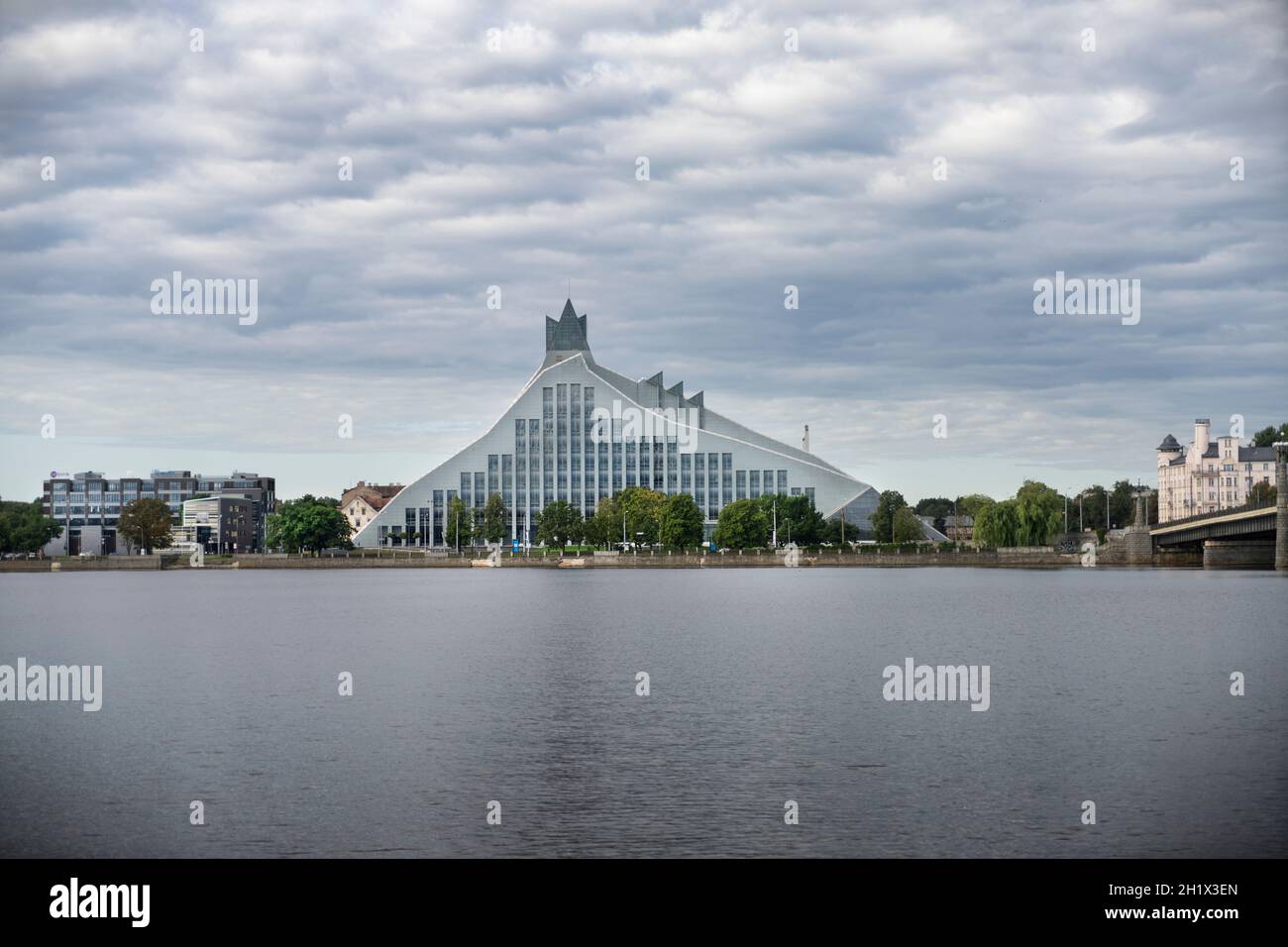 Riga, Lettland. 22. August 2021. Panoramablick auf die Lettische Nationalbibliothek Stockfoto