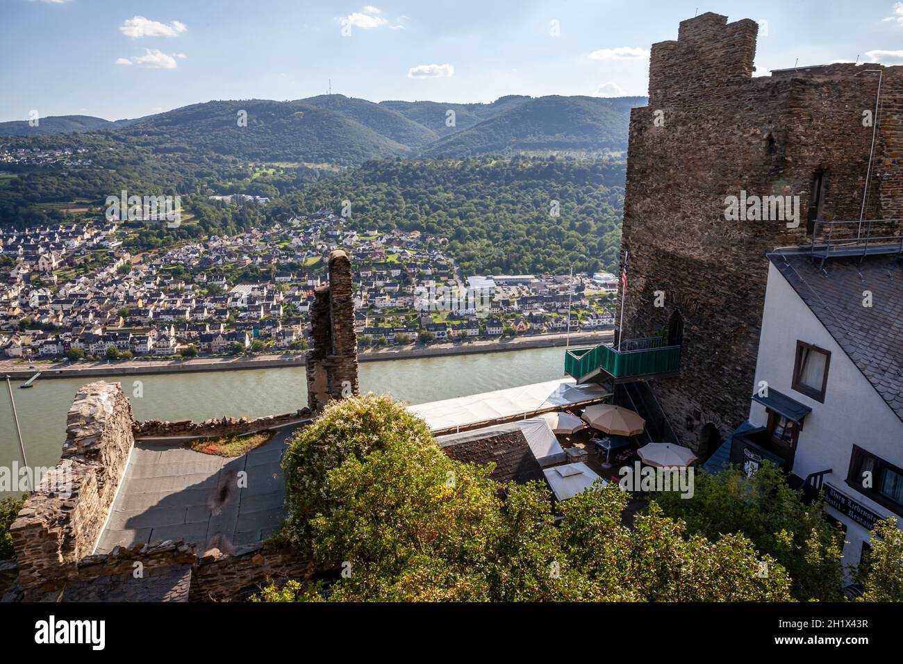 Blick auf das Rheintal und das Dorf Bad Salzig vom Schloss Liebenstein in Kamp-Bornhofen Stockfoto