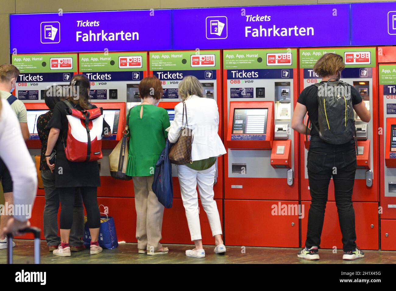Ticket-Automaten im Hauptbahnhof Wien, Österreich, Europa - Ticketautomaten im Hauptbahnhof Wien, Österreich, Europa Stockfoto