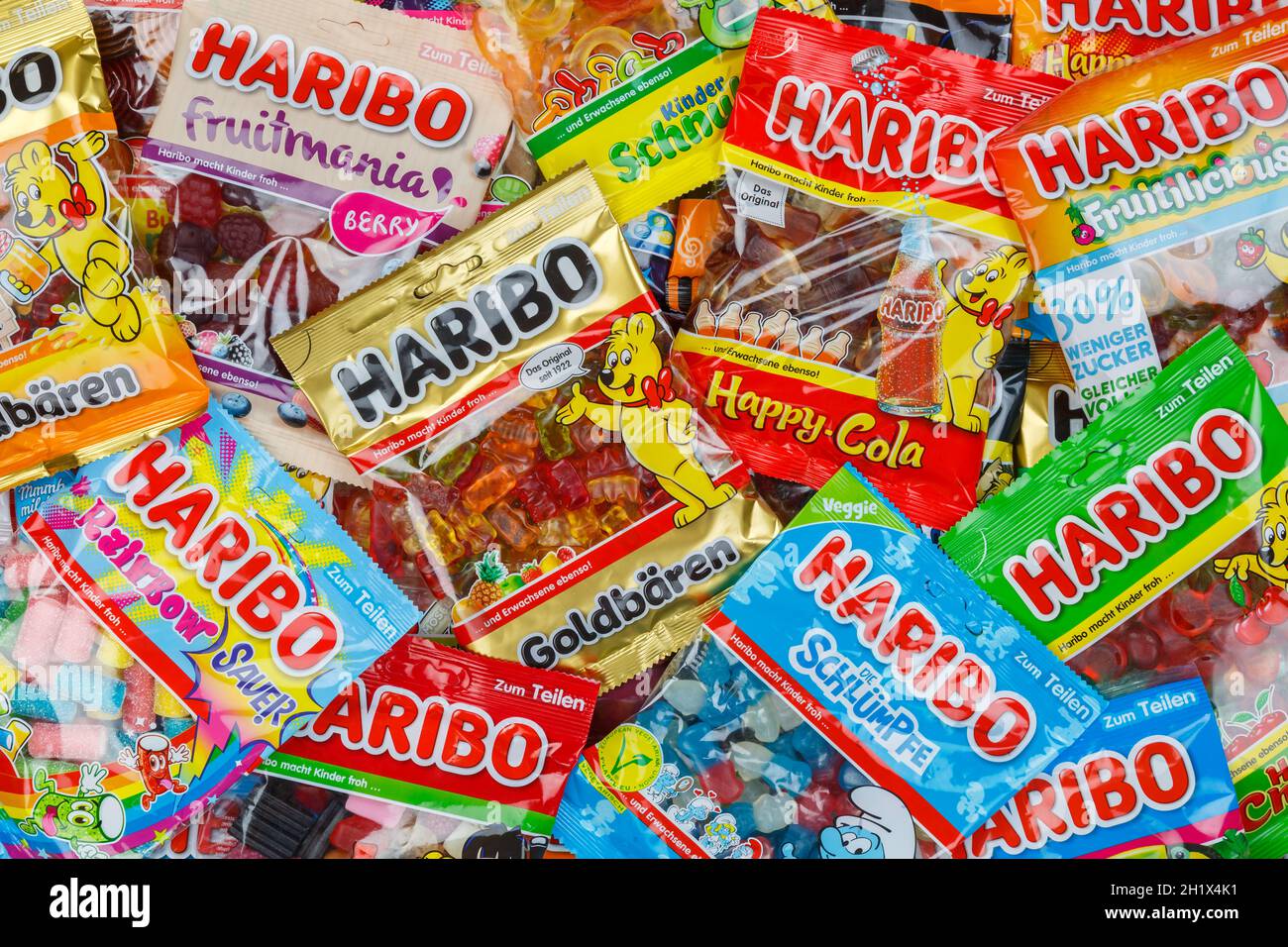 Stuttgart, Deutschland - 7. März 2021: Haribo Gummibär Gummibärchen Süßigkeiten verschiedene Arten Varieté Hintergrund in Stuttgart, Deutschland. Stockfoto